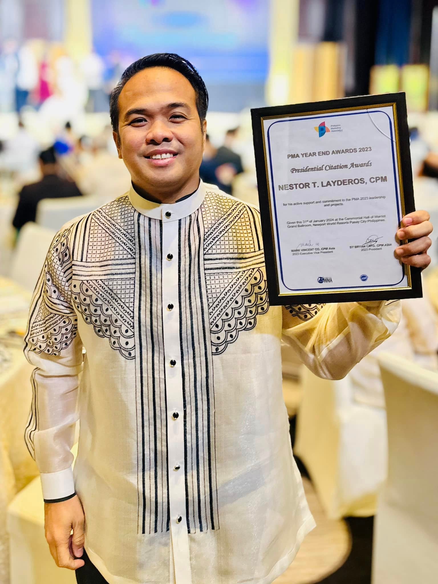Sir Next holds his PMA Presidential Citation Award at Haligi Awards 2024.
